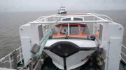 Havarierte Yacht im Schlepp der Anneliese Kramer.