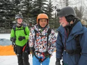 Lukas, Joel und Felix (von links nach rechts) haben Höhenangst und Lampenfieber vor dem Paragliding.