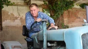 Experte Otto Schulte schaut sich den alten Traktor genau an