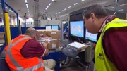 Zwei Frauen wollen Fisch für Verwandte mitbringen - zubereitet mit einer besonderen Zutat.