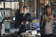 Von Anfang an steht Beckett (Stana Katic, r.) dem mysteriösen Jared Stack (Carlos Bernard, l.) skeptisch gegenüber. Tut sie ihm Unrecht?