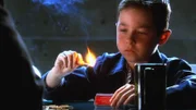 Der kleine Sam (Max Jansen Weinstein) spielt offensichtlich gerne dem Feuer. Hat er versehentlich den tödlichen Brand ausgelöst, bei dem seine Schwester ums Leben kam?