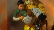 In letzter Sekunde wird der kleine Sam (Max Jansen Weinstein) vor den Flammen gerettet. Doch für seine Schwester kommt jede Hilfe zu spät...