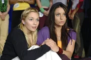 Lily (Jil Funke, l.) und Paloma (Maja Maneiro, r.) warten voller Anspannung auf die Entscheidung der Jury.