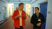 In der Jugendstrafanstalt Wittlich verbringt Reporter Jan Quick (l.) einen Tag mit Vollzugsbeamten wie Benni Thielkes (r.) und Insassen, um den Alltag hinter Gittern hautnah mitzuerleben.