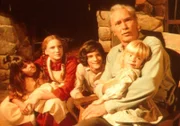 Großvater (Barry Sullivan, r.) unterhält Carry (Lindsay Sidney Greenbush, l.), Laura (Melissa Gilbert, 2.v.l.), Albert (Matthew Laborteaux, 3.v.l.) und Grace mit Geschichten aus seinem Leben.
