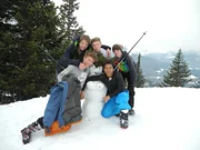 Felix, Joel (vorne) haben mit Philipp, Tom und Lukas (hinten) eine Schneefrau gebaut.
