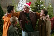 Gemeinsam machen sich Hal (Bryan Cranston, 2.v.r.), Malcolm (Frankie Muniz, r.), Reese (Justin Berfield, l.) und Dewey (Eric Per Sullivan, 2.v.l.) an die Arbeit ...