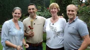 Trödelexperte Mauro Corradino (2.v.li.) mit Christel (67, 2.v.re.) sowie ihre Tochter Susanne (li.) und deren Lebensgefährte Mario