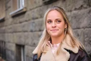 Cecilia (Carina Koller) nimmt Brittas Warnung bezüglich Baris nicht ernst.   +++ Die Verwendung des sendungsbezogenen Materials ist nur mit dem Hinweis und Verlinkung auf RTL+ gestattet. +++
