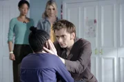 In der Nachbarschaft verschwinden zahlreiche Kinder. Hat die kleine Chloe (Abisola Agbaje, vorne l.) etwas damit zu tun? "Der Doktor" (David Tennant, vorne r.) und Rose (Billie Piper, hinten r.) wollen dem Geschehen auf den Grund gehen und besuchen das Mädchen bei ihrer Mutter Trish (Nina Sosanya, hinten l.) ...