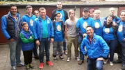 Die Trödelprofis Sükrü Pehlivan (li.), Otto Schulte (mit roten Schuhen) und Mauro Corradino (knieend) konnten jede Menge freiwillige Helfer organisieren