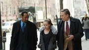 Detective Green (Jesse L. Martin, li.) und Det. Briscoe (Jerry Orbach) befragen Lena Parkova (Alexis Dziena) zum Tod ihrer Schwester. Ist Nadia wirklich an den Folgen einer tödlichen Medikamentenmischung gestorben?