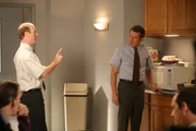 Hal (Bryan Cranston, hinter, r.) bekommt eine neue Abteilungsleiterin vorgesetzt, der ein strenger Ruf vorauseilt und sämtliche Mitarbeiter bei ihrem Anblick erstarren, aus Angst, entlassen zu werden ...