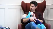 Einstein Vater werden: Wie kann ich mich vorbereiten? Tobias Müller hält ein «Simulatorbaby» auf dem Arm.