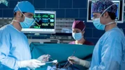 Die Ärzte Dr. Niklas Ahrend (Roy Peter Link, l.) und Ben Ahlbeck (Philipp Danne, r.) operieren Philipps Zwerchfell, er leidet am Dunbar-Syndrom. Dr. Leyla Sherbaz (Sanam Afrashteh, M.) überwacht Philipps Vitalfunktionen.
