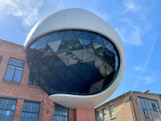 Die Niemeyer Sphere in Leipzig. Ein Stück heitere brasilianische Moderne im Industriegebiet: Die Kugel von Architekt Oscar Niemeyer. Ein kreisrundes UFO landet mitten in einem historischen Industriegelände.