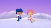 Finn und Zoé spielen sich gegenseitig den Puck zu.