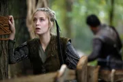 Elodie (Lily Loveless)