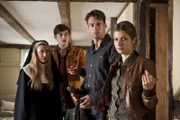 Nach und nach kommt Lisa (Susan Sideropoulos, r.) den Ungereimtheiten und Lügen ihres Kollegen Tom (Stephan Luca, 2.v.r.) und seinen Kindern Aletta (Annina Euling, l.) und Erik (Louis Huselstein, 2.v.l.) auf die Spur. Ist Tom Schmitz, der seine Frau totschweigt und sich durch die angebliche "Familienhelferin" Vera großkalibrige Waffen besorgen lässt, in Wahrheit ein von der Russenmafia gekaufter Bulle?