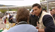 Trödelprofi Sükrü muß sein ganzes Verhandlungsgeschick auf dem Flohmarkt unter Beweis stellen...