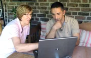 Christel (67) und Trödelexperte Mauro Corradino betreiben Verkaufsrecherche im Internet.