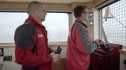 Kai Schöps und Hanno Renner auf dem Seenotrettungskreuzer Anneliese Kramer.