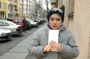 Anna (Jeanette Biedermann) ist auf dem Weg, um die Filmrollen wiederzubekommen.