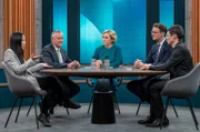 Caren Miosga mit ihren Gästen: Vanessa Vu (Journalistin ZEIT ONLINE), Thomas Jung (Oberbürgermeister von Fürth, SPD), Hendrik Wüst (Ministerpräsident Nordrhein-Westfalen, CDU) und Ronen Steinke (Jurist und Leitender Redakteur Süddeutsche Zeitung, v. l. n. r.).
