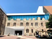 Die dicken Steinmauern einer alten Burgruine werden durch ein Dach und polygonalen Anbauten aus Metall (Architekt: Nieto Sobejano Arquitectos) zu einem zeitgemäßen Museum (Museum Moritzburg Halle/ Saale).