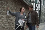 Niemand glaubt dem ortsbekannten Säufer Erwin Heinze (Robert Meller, l.), der behauptet, in einer Sommernacht von einem Schneepflug angefahren und nur knapp einem Mordanschlag entkommen zu sein. Nur Tom (Stephan Luca, r.) ist bereit, ihm zu glauben. Aber darüber kann er mit seiner skeptischen Kollegin Lisa unmöglich offen reden ...