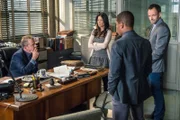 Ein neuer Fall beschäftigt Gregson (Aidan Quinn, l.), Watson (Lucy Liu, 2.v.l.), Holmes (Jonny Lee Miller, r.) und Bell (Jon Michael Hill, 2.v.r.) ...