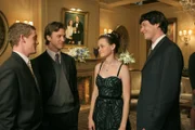 Dass ihre Großeltern eine Party veranstalten, um ihr lauter wohlhabende Männer vorzustellen versteht Rory (Alexis Bledel, 2.v.r.) gar nicht. Schließlich hat sie in Dean doch den Mann gefunden, der perfekt in ihr Leben passt. Oder etwa nicht?