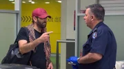 Ein Passagier hat lebensbedrohliche Methamphetamin-Packungen in seinem Körper und verweigert die medizinische Hilfe.