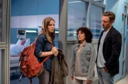 Piet Wellbrook (Peter Fieseler, r.) und Harry (Maria Ketikidou, M.) wundern sich - warum vermisst niemand Heinrich Fischer (im HG), der seit Monaten im Krankenhaus im Koma liegt? Dann treffen sie Hedi (Muriel Bielenberg, l.) in seinem Krankenzimmer.