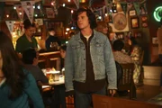 Axl (Charlie McDermott)