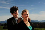 Moritz (Daniel Fünffrock, l.); Theresa (Ines Lutz, r.)