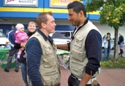 Die beiden Trödelexperten Otto Schulte (li) und Sükrü Pehlivan wollen auf dem Flohmarkt mit einer ganz besonderen Taktik zu Werke gehen..