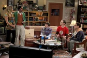 "The Big Bang Theory", "Der Schlampen-Reflex." Penny und der halbnackte Raj werden von ihren Freunden im Wohnzimmer überrascht. Für Sheldon ist die Situation eindeutig, auch wenn Penny das Gegenteil behauptet. Nach dieser Nacht fühlt sich Penny so beschämt, dass sie zu ihrer Freundin Amy flüchtet. Raj fühlt sich verliebt und ist auf der Suche nach ihr, um sie zu einer gemeinsamen Beziehung zu überreden. Währenddessen wird Sheldon Kapitän des Paintball-Teams und stellt sich der Verantwortung.Im Bild (v.li.): Kaley Cuoco (Penny), Kunal Nayyar (Rajesh Koothrappali), Simon Helberg (Howard Wolowitz), Jim Parsons (Sheldon Cooper), Johnny Galecki (Leonard Hofstadter).