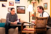 Mike (Harry Blank, links) holt sich nach dem Streit mit Annalena Rat bei Gregor (Holger Matthias Wilhelm, rechts).