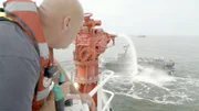 Seenotretter Steffen Schmeißer an den Löschmonitoren.