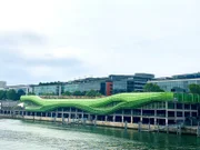 Die Cité de la Mode et du Design in Paris: Ein giftgrünes Gebilde aus Glas schlängelt sich an einem entkernten Lagerhaus entlang (Architekten: Jakob + MacFarlane).