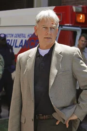 Versucht, den Täter zu fassen, der das NCIS-Hauptquartier in die Luft gesprengt hat: Gibbs (Mark Harmon) ...