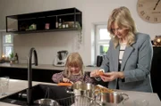 Mama muss anders essen: Die 3-jährige Lia hilft ihrer Mutter beim Umsetzen der „Small Particle Size Diet”, bei der Wiebke O. auf Püriertes, Gehacktes oder Gemustes setzen soll.