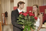 Auch Jan (Igor Jeftic, l.) will sich mit Hannah (Laura Osswald, r.) verabreden.