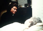 Jonathan (Michael Landon, l.) wird an das Krankenlager von Mrs. Molonov (Eda Reissmarin, r.) gerufen.