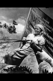 Propaganda-Plakat für die Arbeit in staatlichen Großbetrieben im Rahmen der von Stalin geforderten Kollektivierung der Landwirtschaft