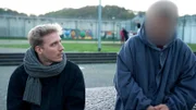 In der Jugendstrafanstalt Wittlich verbringt Reporter Jan Quick (l.) einen Tag mit Vollzugsbeamten und Insassen, um den Alltag hinter Gittern hautnah mitzuerleben.