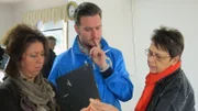 Hausflohmarkt... (Foto: Agi, li., Andreas Bierschock und eine Interessentin)
