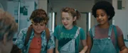 Von links: Sammy (Arthur Hermans), Ella (Cécile Enthoven) und Noor (Maja Azila) freuen sich, dass Jos den Walkman reparieren konnte.